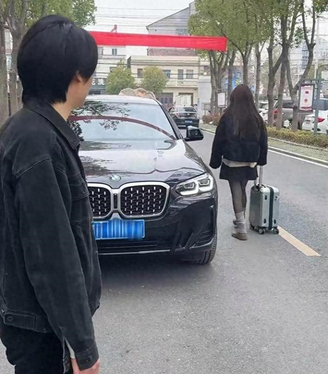 那天，阳光洒在小镇的青石板路上，带着一丝闷热。24岁的阿强急急忙忙从家里赶来，额