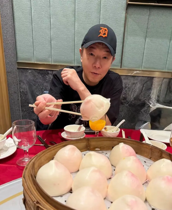 黄贯中61岁了却一点也不显老，看起来还跟30岁一样