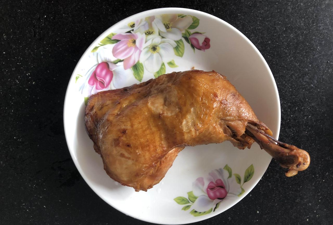 有个小家伙，享受我孙女在我家的待遇。
早晨，我不想做饭了，就煮点挂面。
冰箱里有