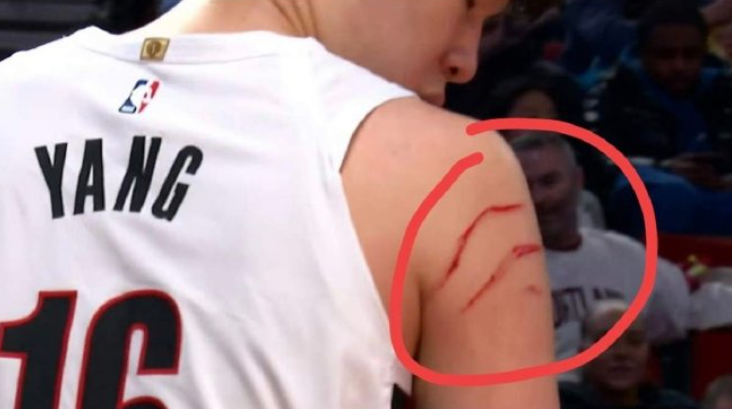 5犯离场却成关键先生？杨瀚森血拼火箭，阿夫迪亚41分狂欢，他3分血痕离场！中国巨塔的NBA要逆袭？