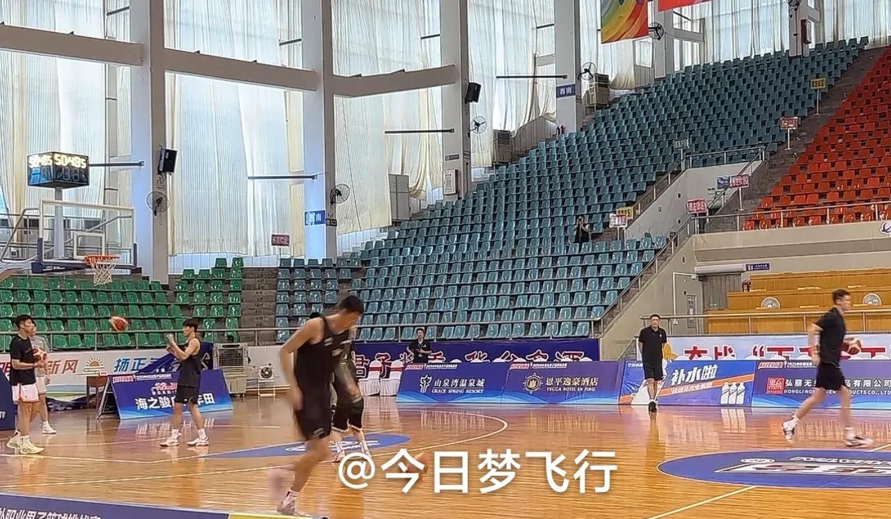 广东队正在踩场训练，今晚大名单会有谁？
今天上午十点，广东全运会男篮到了恩平体育
