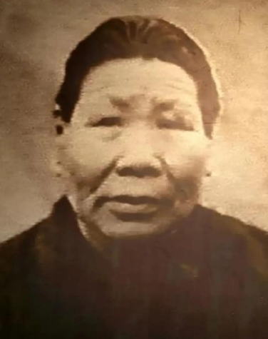 1941年，山东哑巴女子明德英，用乳汁救活八路军小战士。44年后，62岁的老首长