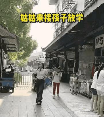 在书包面前，姑姑不堪一击。