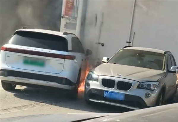 小鹏G9停放自燃
一起新能源电动车起火事故。图片里一辆白色的小鹏G9底盘部位猛烈