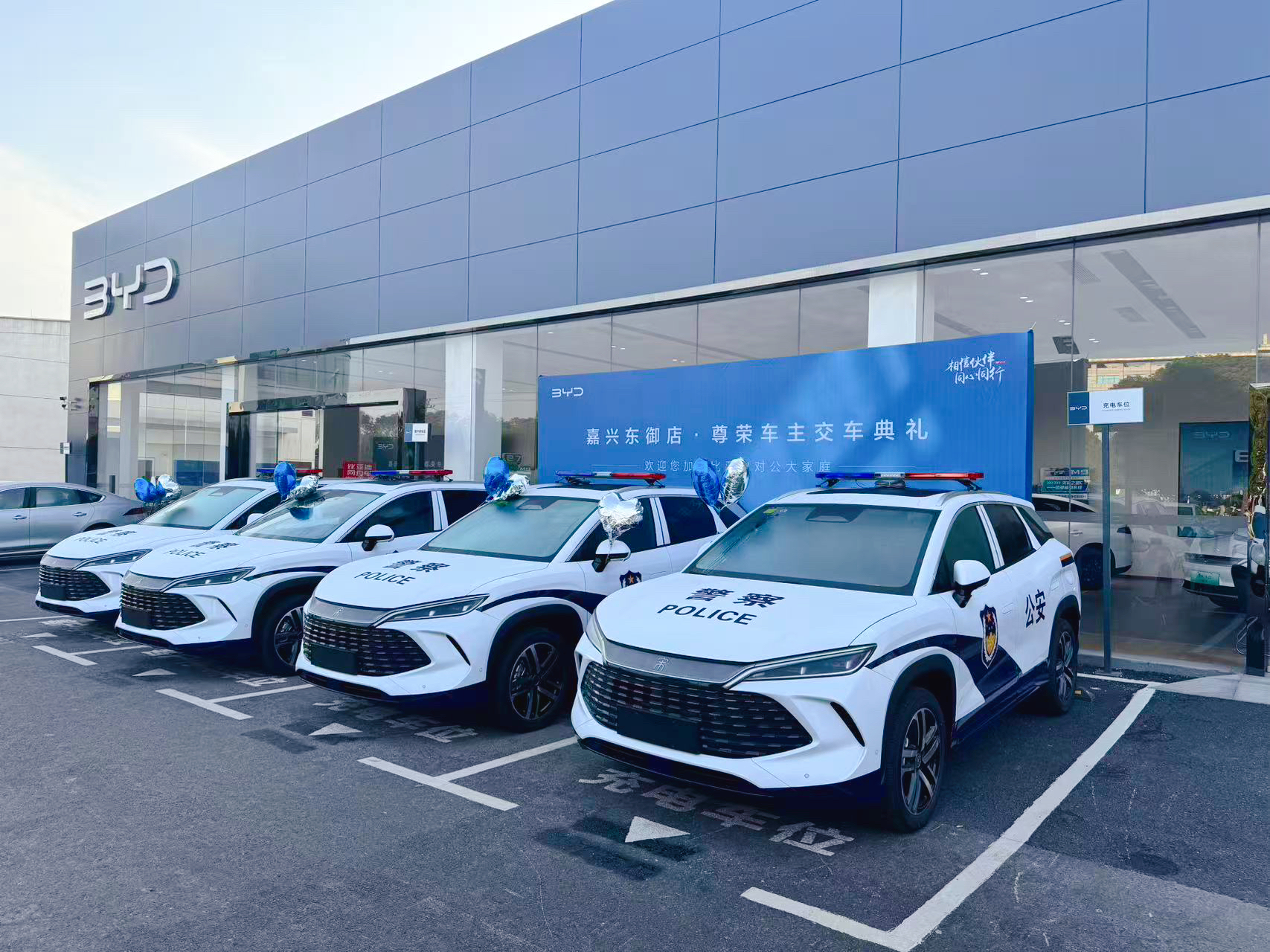 警车涂装太帅了，比亚迪凭硬核实力出圈

一说到警车，大家肯定会联想到大众标的桑塔