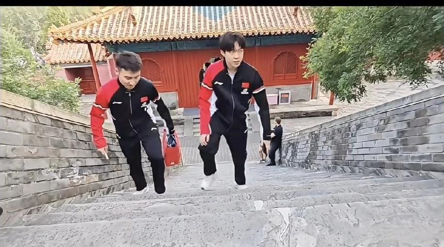 这是今天抽签仪式上最好笑的一幕，
大头忍不住说了c语言，
果然腿长不是只有好看，