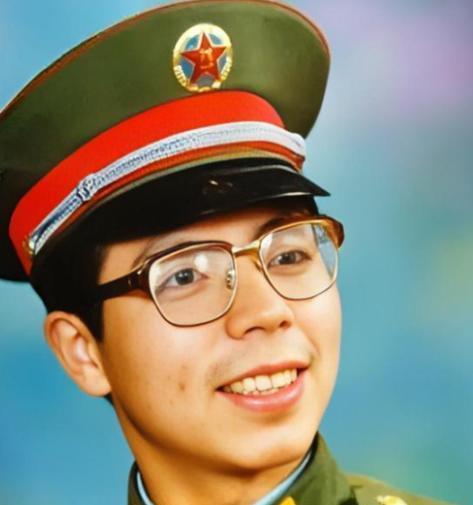 1984年，一名解放军战士不慎摔落悬崖和部队失去了联系，但令他万万没想到的是，他