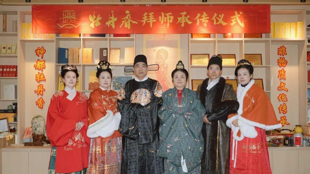 守真秉节承古艺，李文双收徒续写牡丹香传承华章