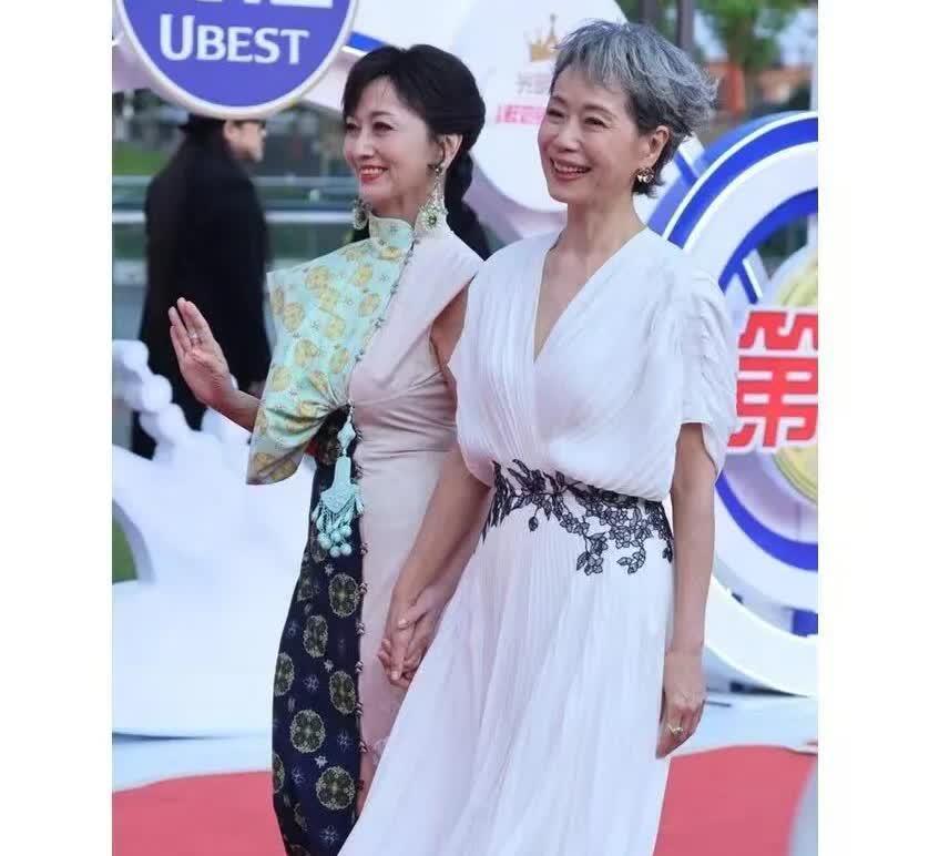 叶童身上有一个点，
很多明星都做不到 ，
但她却做到了，那就是：她看的太开了