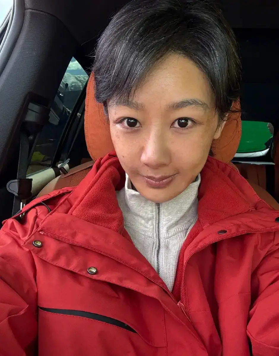 杨紫一头短发手捧元宵 晒拍摄花絮秀轻松日常