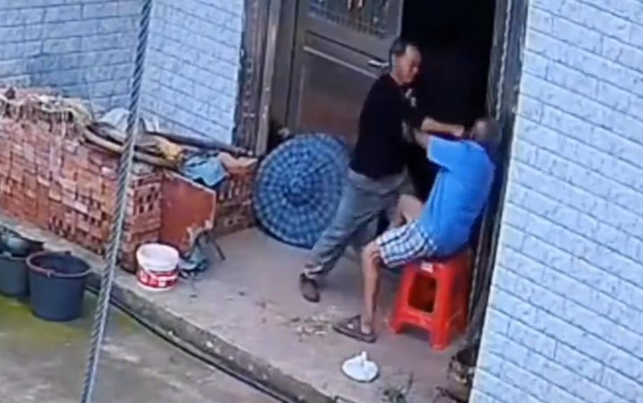 “这是个不孝子！”甘肃榆中，男子醉酒后与父亲因琐事发生争执，还当着家人的面扇了父