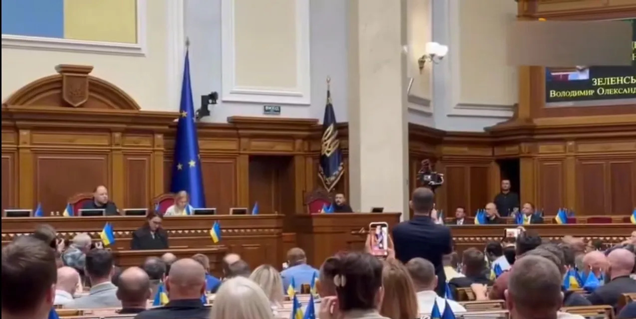 乌克兰出大事，泽连斯基被议员怼











乌克兰议会炸锅了！原本鸦雀