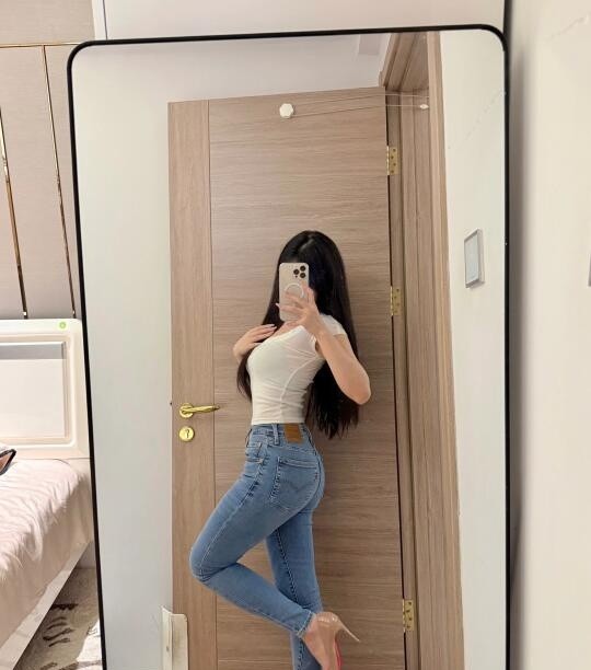 听说牛仔裤适合搭高跟鞋👠
2025年了可能只有我还在穿紧身牛仔裤…