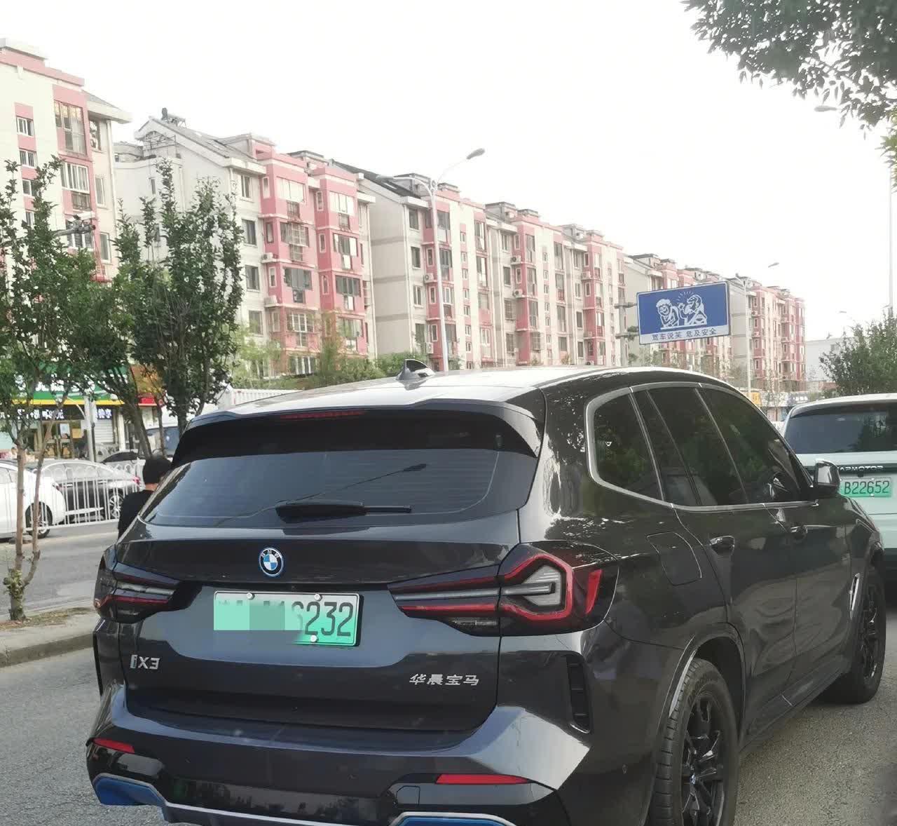 老家有个舅表弟不听我的劝告，居然花了28万买了一辆宝马新能源汽车，我瞬间觉得他的
