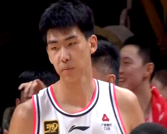 广东文班徐昕胆子挺大啊！居然公开怒怼杜峰教练，下赛季不想在广东待了吧！徐昕这几年