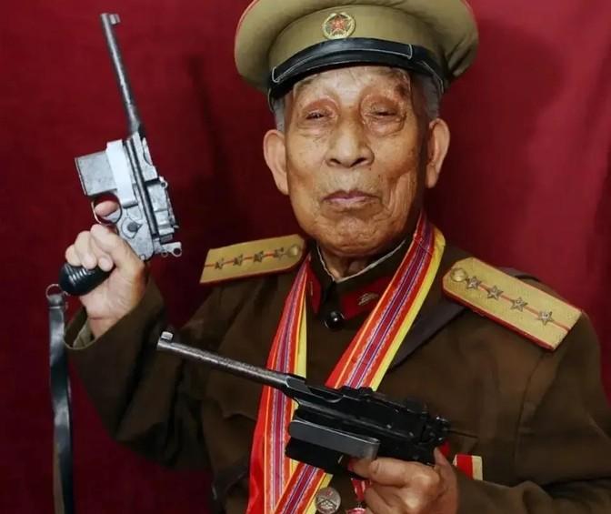 1996年，滕西远偷偷藏了两把枪，警察要他交出，但他说：“这两把枪，一把是粟裕将