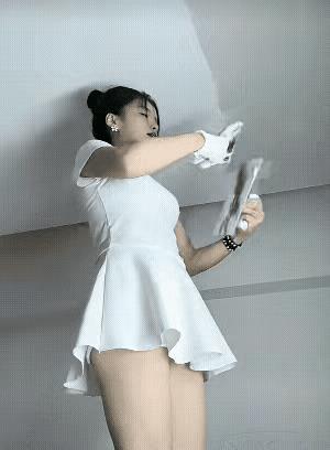 新买的房子装修，和一个小工头谈好价钱后，就把钥匙交给他。今天过去看看，工头蹲在门
