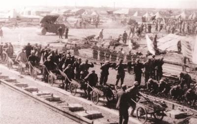 1939年，新四军在追击汉奸时，误打误撞闯到了上海虹桥机场，看着停在草坪上的四架