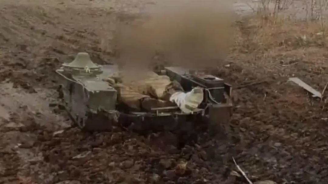 俄军使用带有无人机干扰系统的伤员无人后送平台