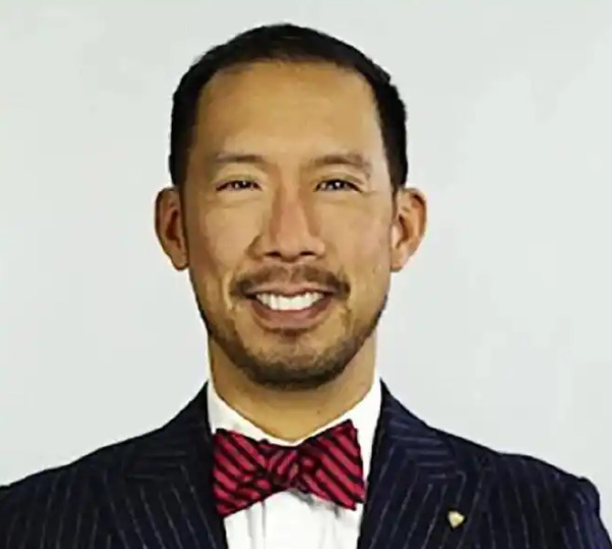 华裔副校长在美国被打辱骂











我的天！在美国的街头，一位大学副