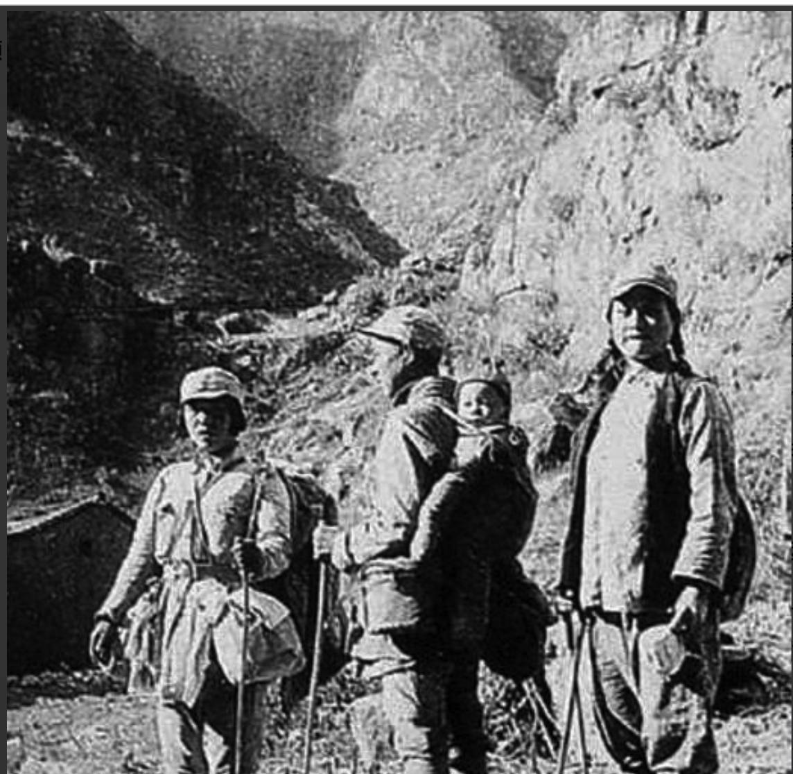 1939年，女战士徐敏正要去上厕所，一个壮汉突然走了过来，还把她扛到了床上，说：