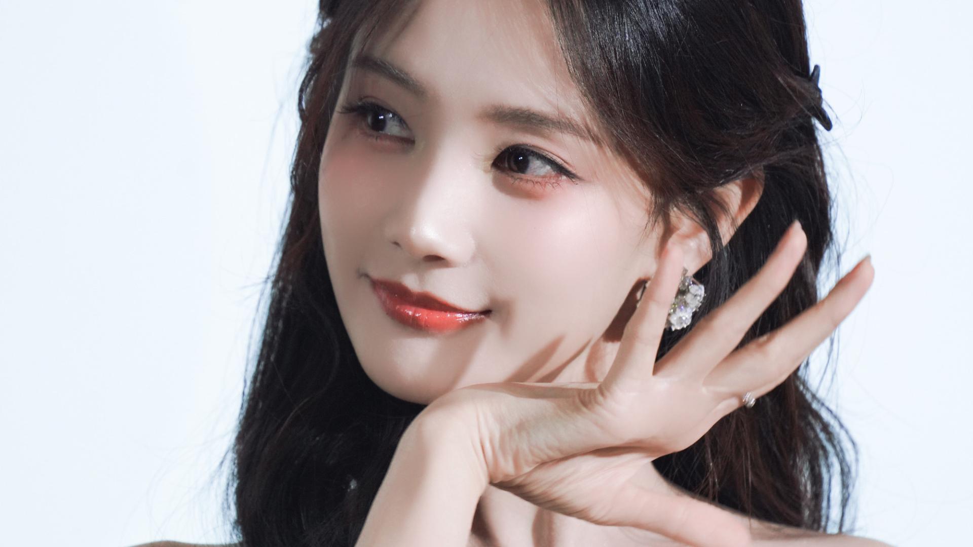 李一桐薄荷绿裙太清新，长发垂落，眉眼间透出温柔光感