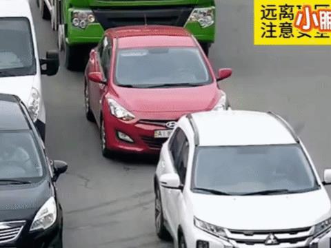 妹子胆真大，站在死神前面打电话，结果被死神直接碾压。车辆排队等待通行，妹子从车缝