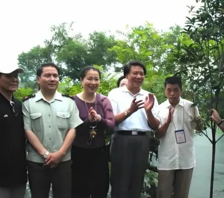 古月比卢奇大16岁，卢奇今年72岁了，古月如果在世今年88岁，可惜他去世20年了