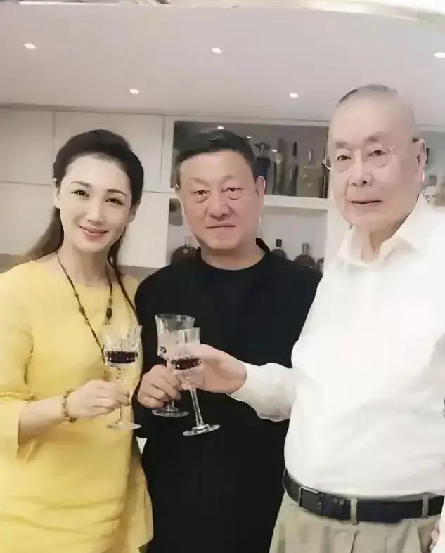 都说近朱者赤近墨者黑，看看韩磊交的朋友，就可以看出他私下里的为人是什么样的。
听