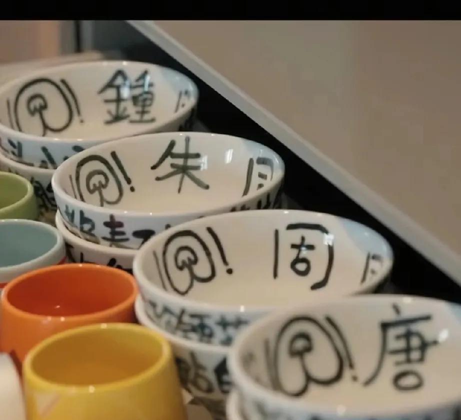 阿娇太有心了
阿娇还保留着浪姐中每个姐姐的碗，她说:“参加完《浪姐》后，找人画的