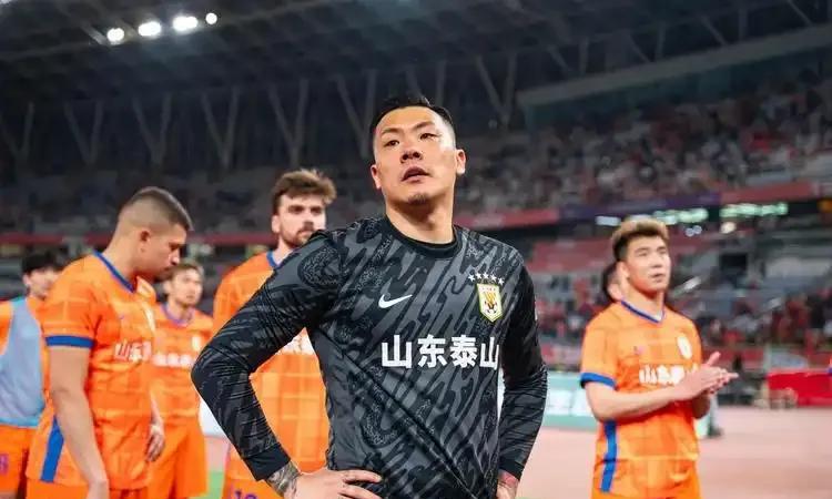 《泰山不争气，恨铁不成钢》
泰山足球真奇怪，踢球水平实在菜
落后就上毕津浩，年老