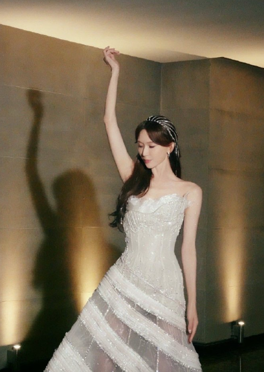 能不能别用放大镜看林志玲啊！岁月带来的是从容韵味，不是吐槽的理由，她的优雅和善良