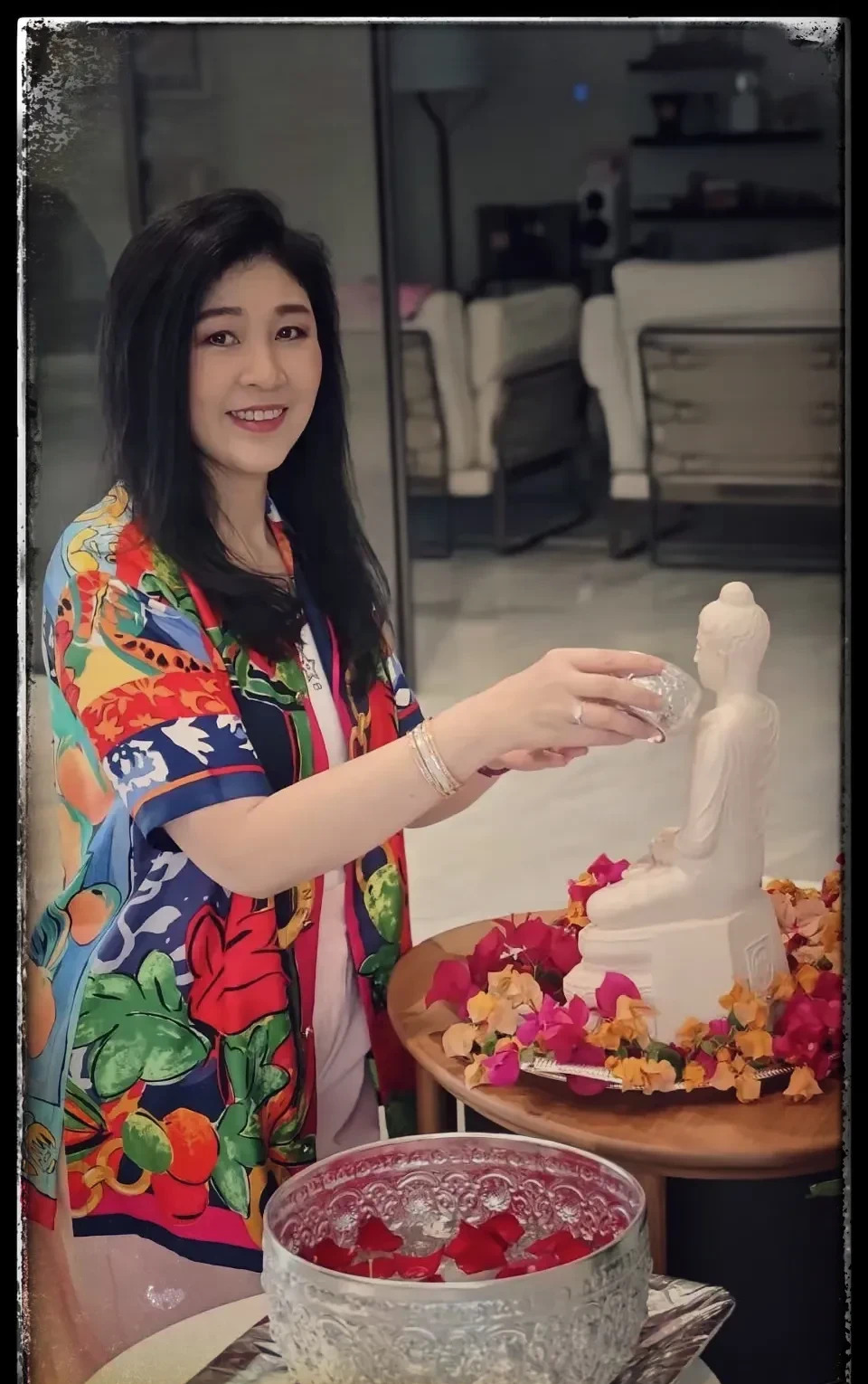 泰国前总理英拉新年祈福











我的天哪！你敢信？消失匿迹许久的泰