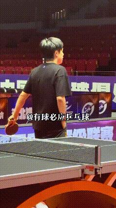 魏桥准备卖爆吧，楚钦今天穿这件X黑T真不错唉，比去年那件“黑粉”都好看。
感觉他