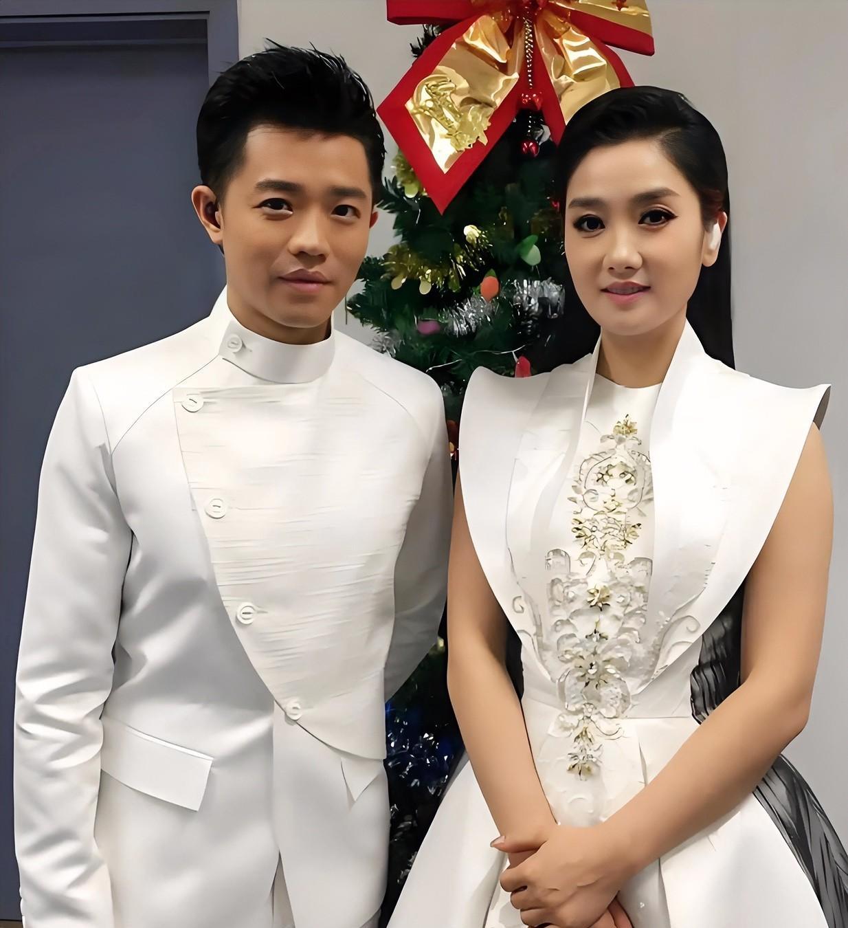 凤凰传奇今年演唱会悬了，不是因为别的，主要是曾毅被手表这事儿折腾得身心俱疲。青岛