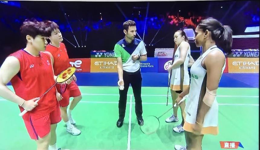 冠军，冠军，我们是冠军。女双决赛开始了，看看我们这个单项的决赛能否拿到冠军，前两