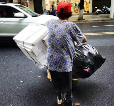 上海，老人为收“废品”擅自进入超市的蔬菜区，而后拿了泡沫箱、瓶子后，直奔超市的货