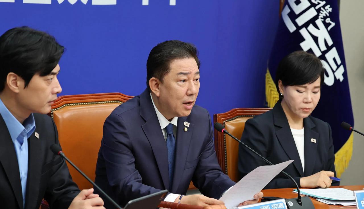 金炳基院9日在媒体采访中向检察机关施压:“(李在明总统被起诉的案件)必须取消公诉