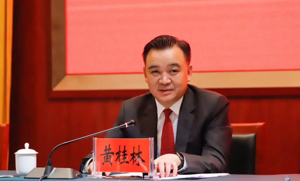 黄桂林4天之前还曾参加了州政府常务会议，突然被查颇让人意外。老师出身的黄桂林，是