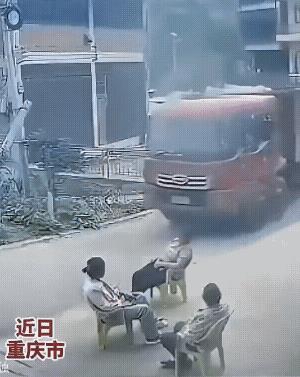 几个人坐在门前面聊天，距离路边也就是一两尺的距离。大车路过时，出现了惊人的一幕，
