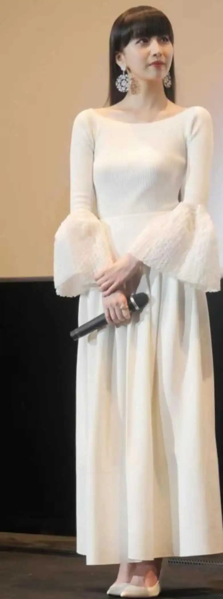 木村拓哉大女儿，好白嫩，脸好饱满啊，年轻窈窕
​漂亮的父母生出来的女儿确实也好看