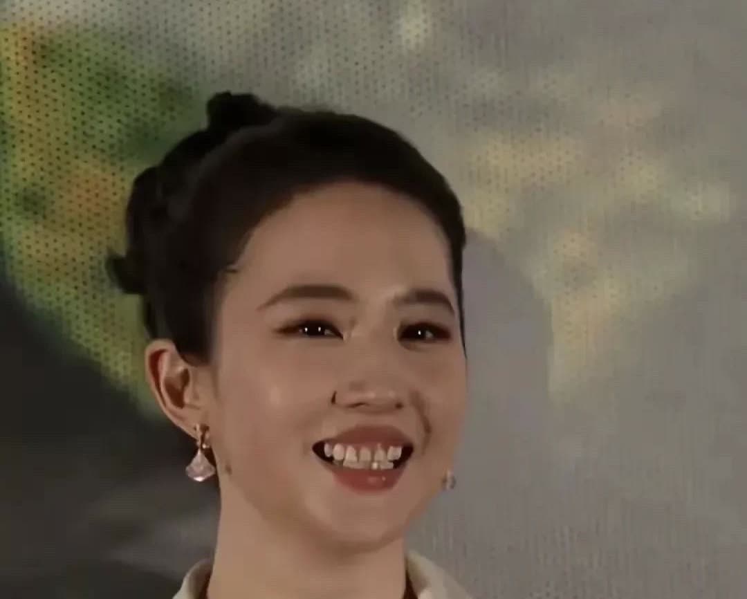 其实平时她的颜值都是被吹捧过了，这才是不美颜、不滤镜的真实颜值，并没有比同龄的女