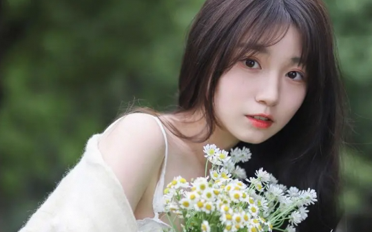 婚礼现场，未婚妻当着我面给她白月光做人工呼吸