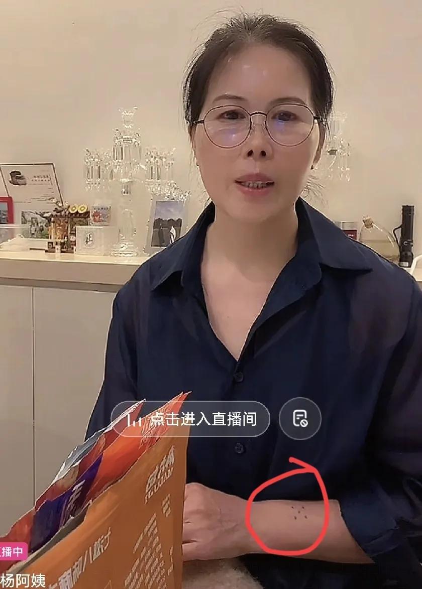 汪小菲马筱梅夫妇带着俩孩子去大草原玩去了。
留下小杨阿姨在家看护小霖霖养的十来种
