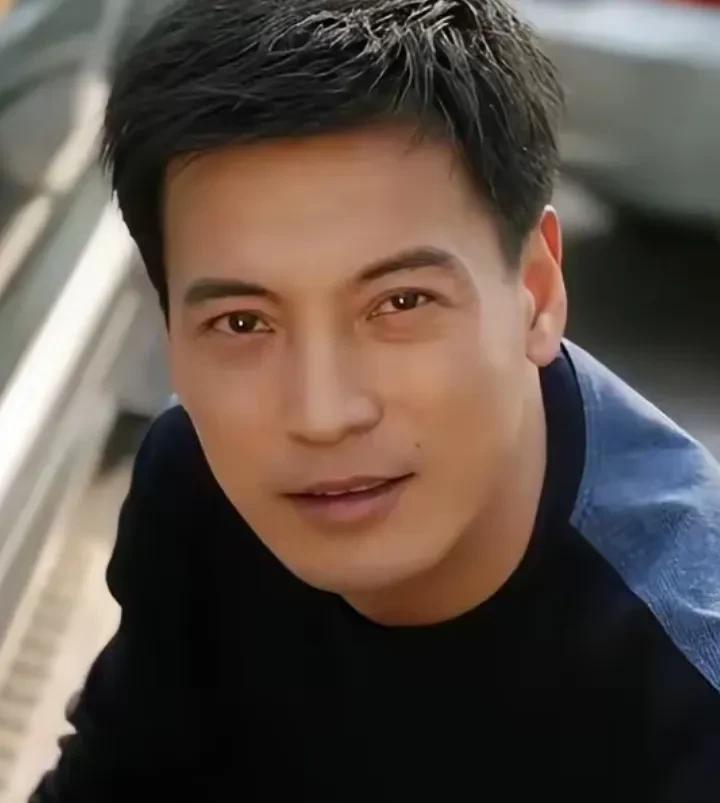 他长相帅气，演技也好，稳重沉着，意想不到的是，参演了70多部影视剧能始终不温不火