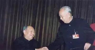 1988年秋阳漫过会场窗棂，86岁的彭真与72岁的万里双手交握。延安窑洞的钢笔茧