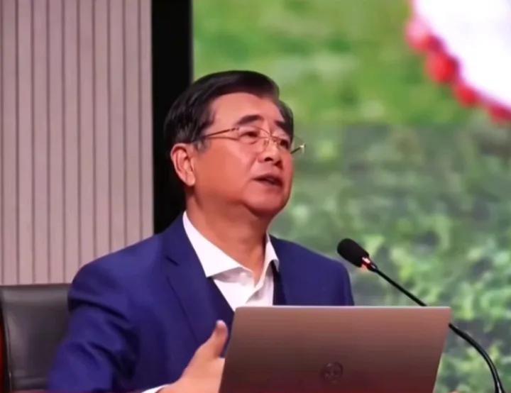 感觉中国足球现在已经陷入了死循环，有点病急乱投医了，想到一出做一出，一时说外教不
