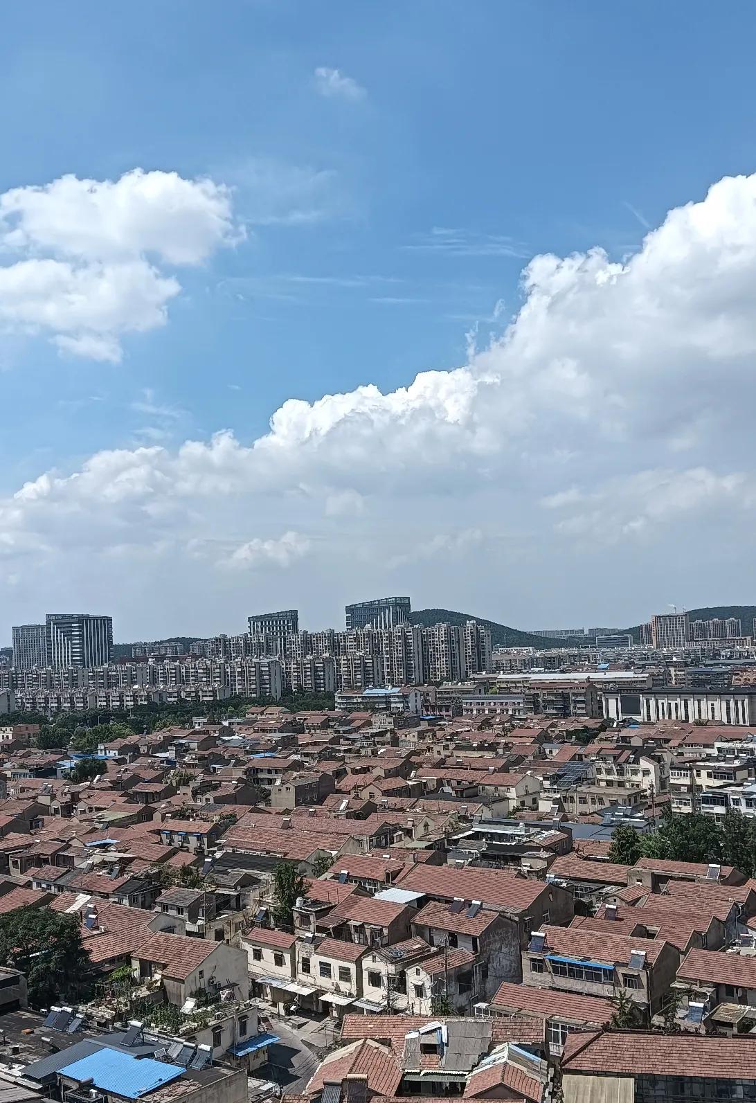 大家信不信，
人到了一定的年龄，
就会发现，
所谓的亲人，
其实也都不亲了，
包