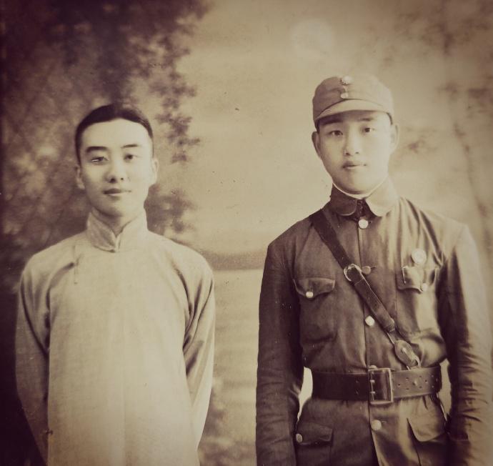 千秋碧血继炎黄！
这是俩兄弟的合影。左边的哥哥名叫李存义，是新四军湘北抗日游击支