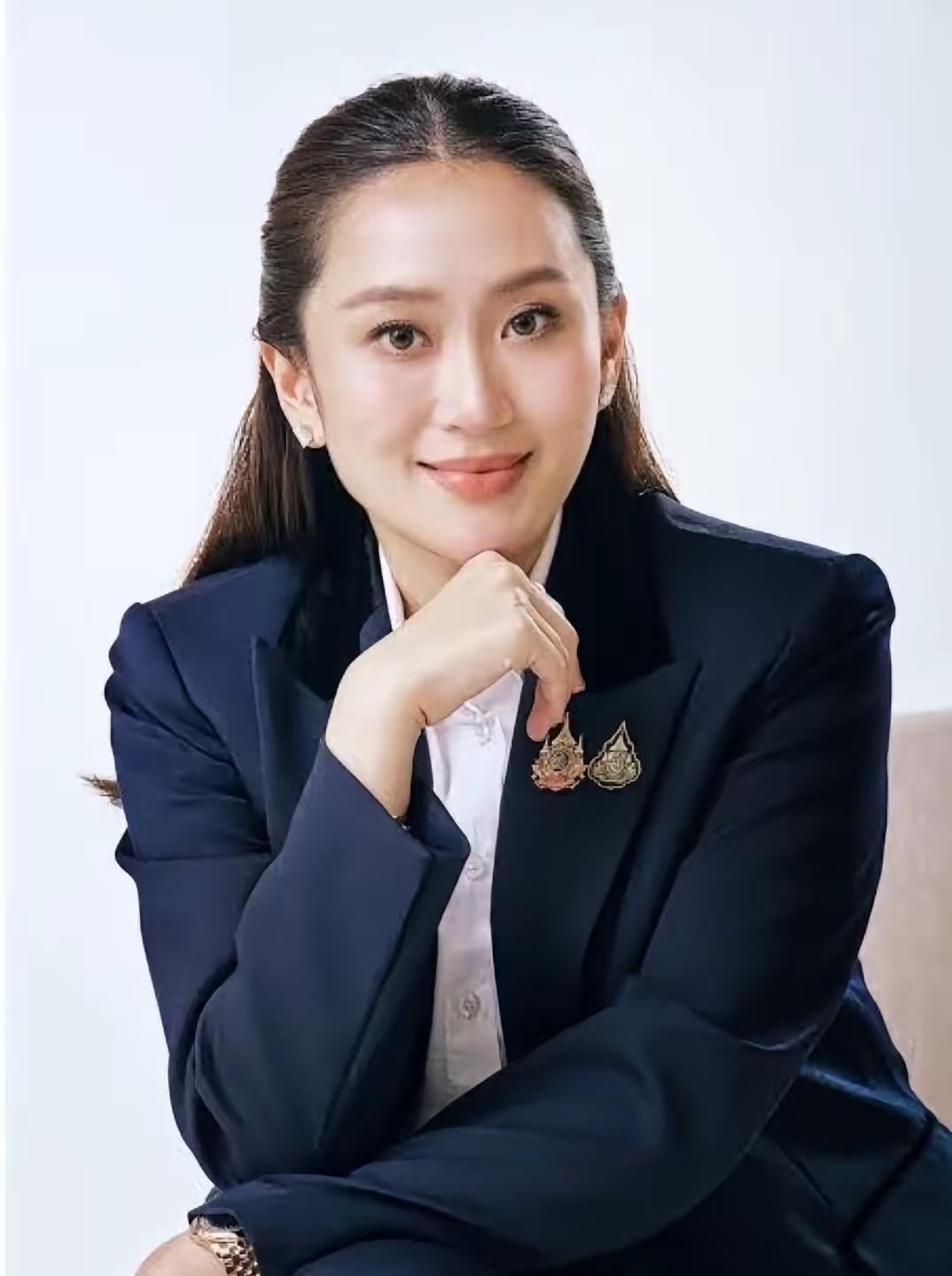佩通坦因泰柬边界冲突而辞职，泰柬边界冲突似乎让现任泰国总理阿努廷与军方走到了一起